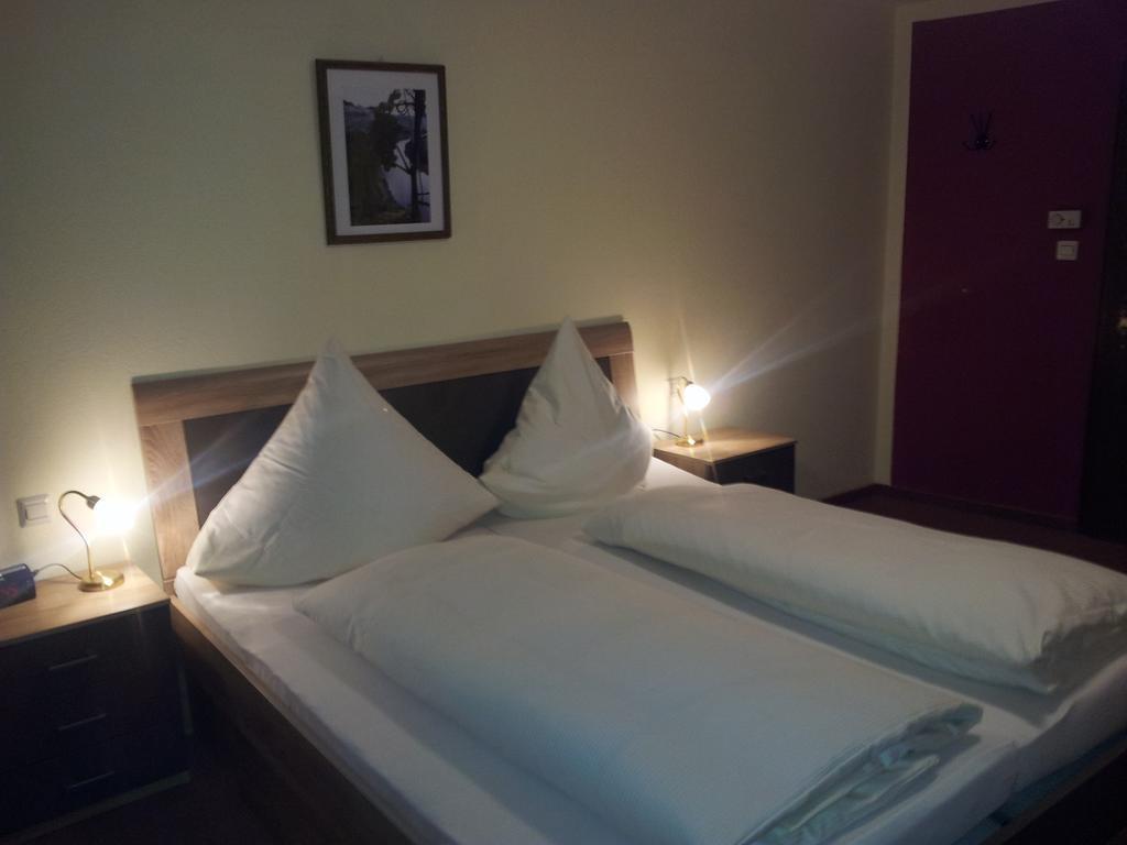 Hotel Zur Winzergenossenschaft Ernst Bagian luar foto