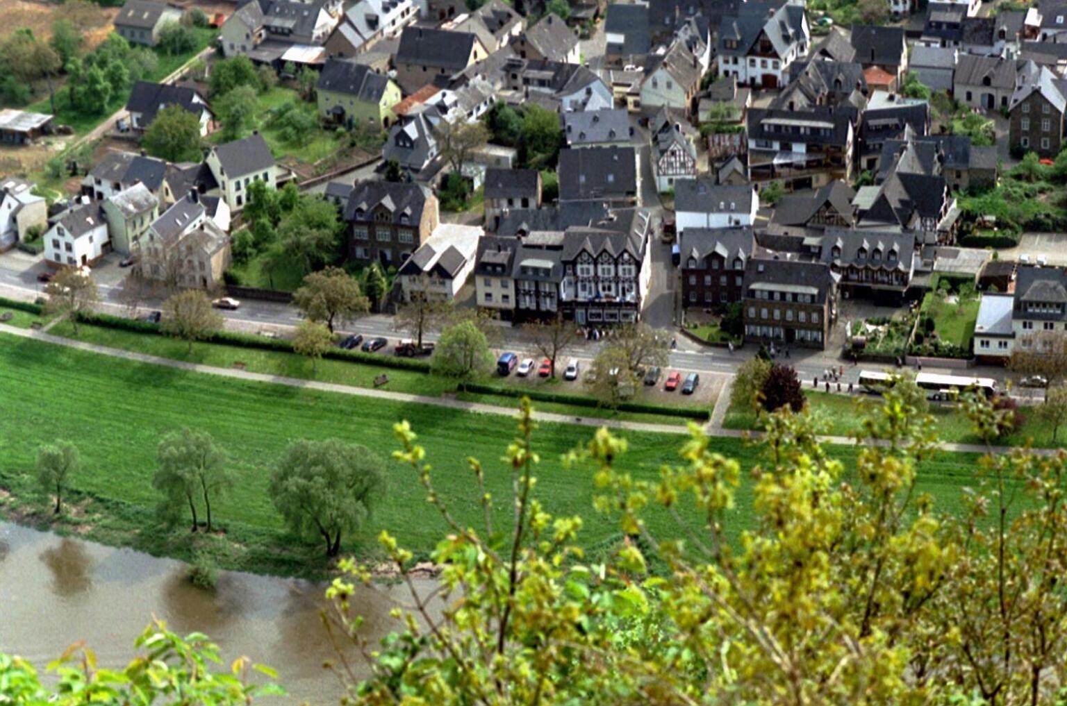 Hotel Zur Winzergenossenschaft Ernst Bagian luar foto
