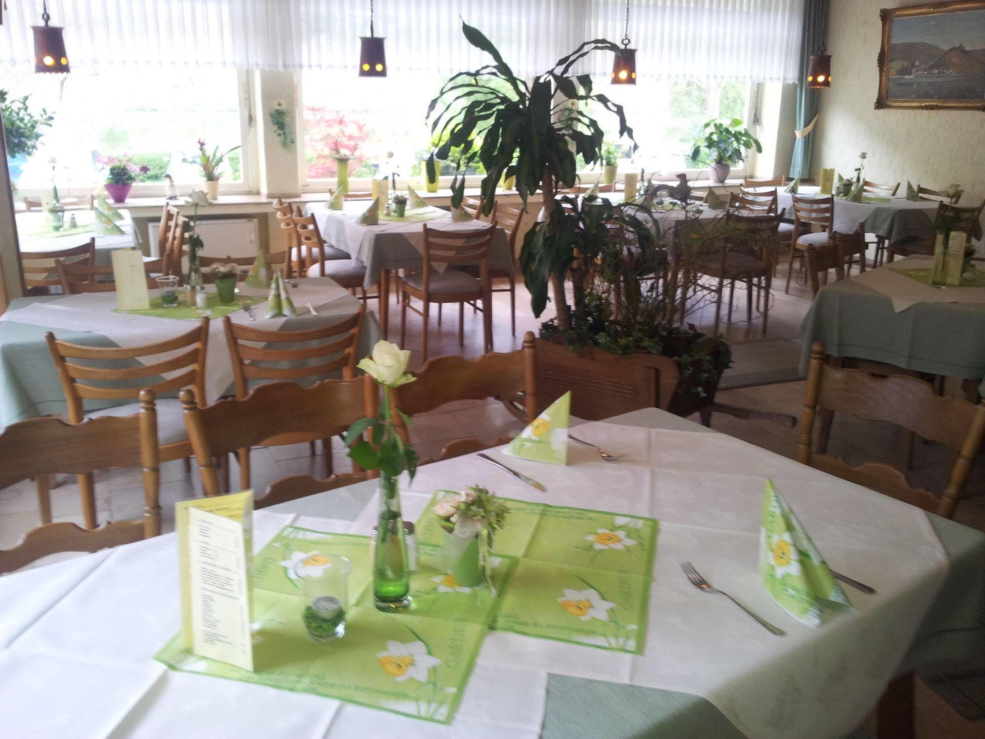 Hotel Zur Winzergenossenschaft Ernst Bagian luar foto