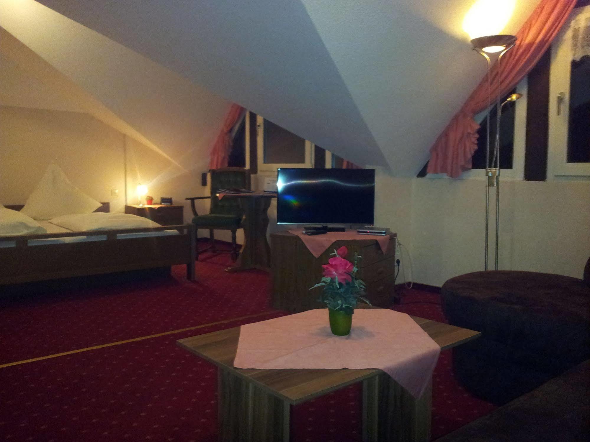 Hotel Zur Winzergenossenschaft Ernst Bagian luar foto