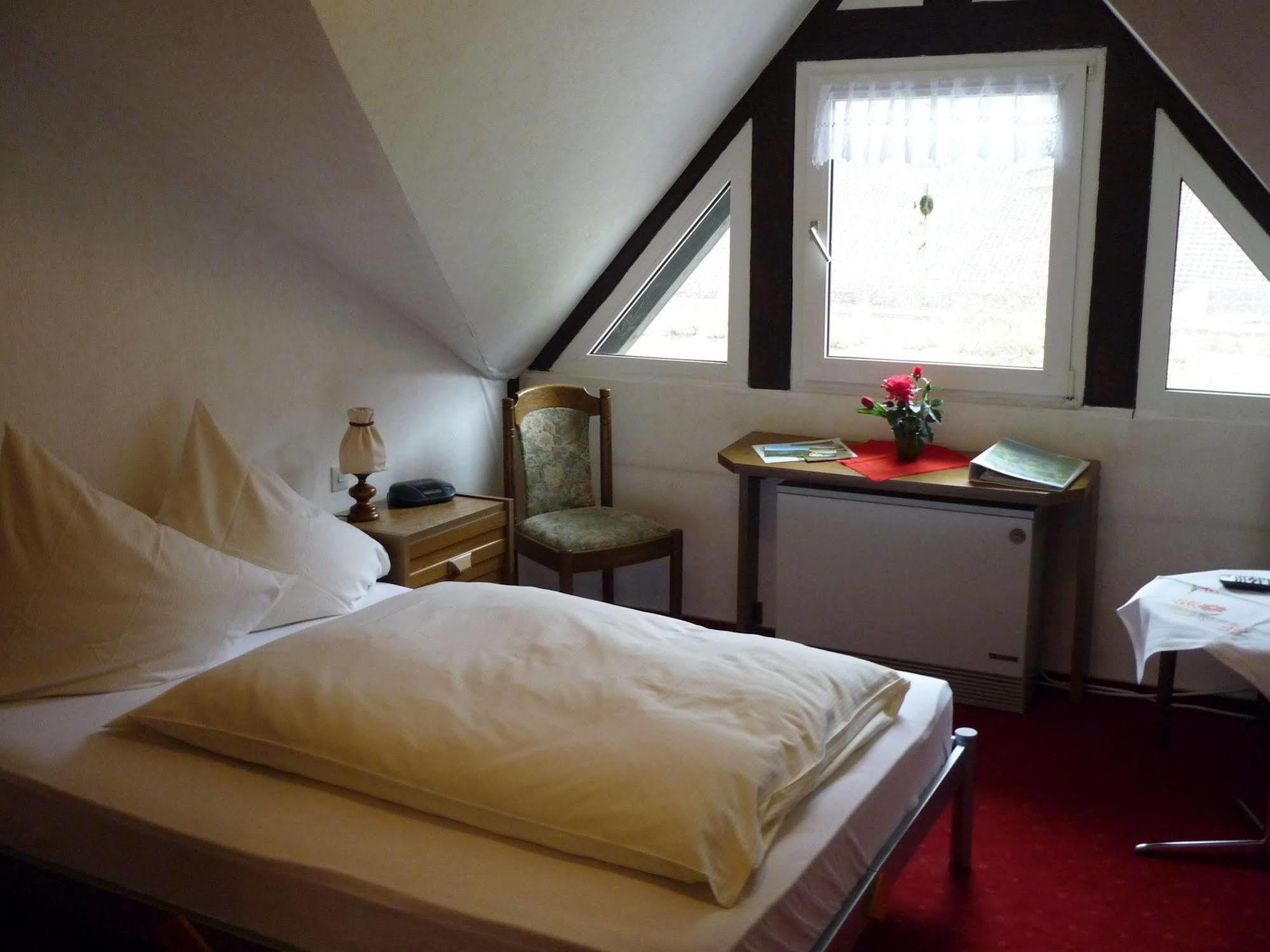 Hotel Zur Winzergenossenschaft Ernst Bagian luar foto