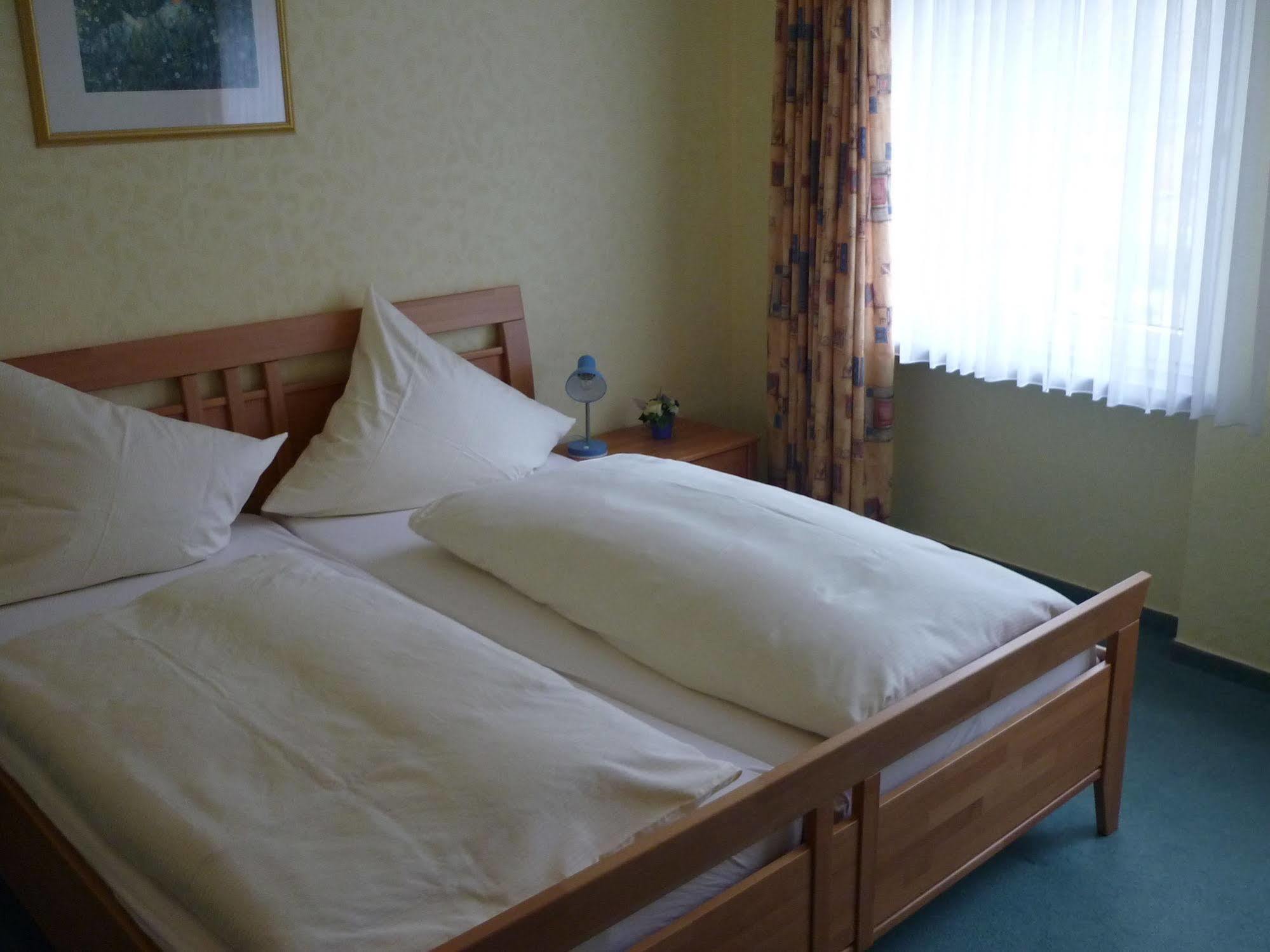 Hotel Zur Winzergenossenschaft Ernst Bagian luar foto