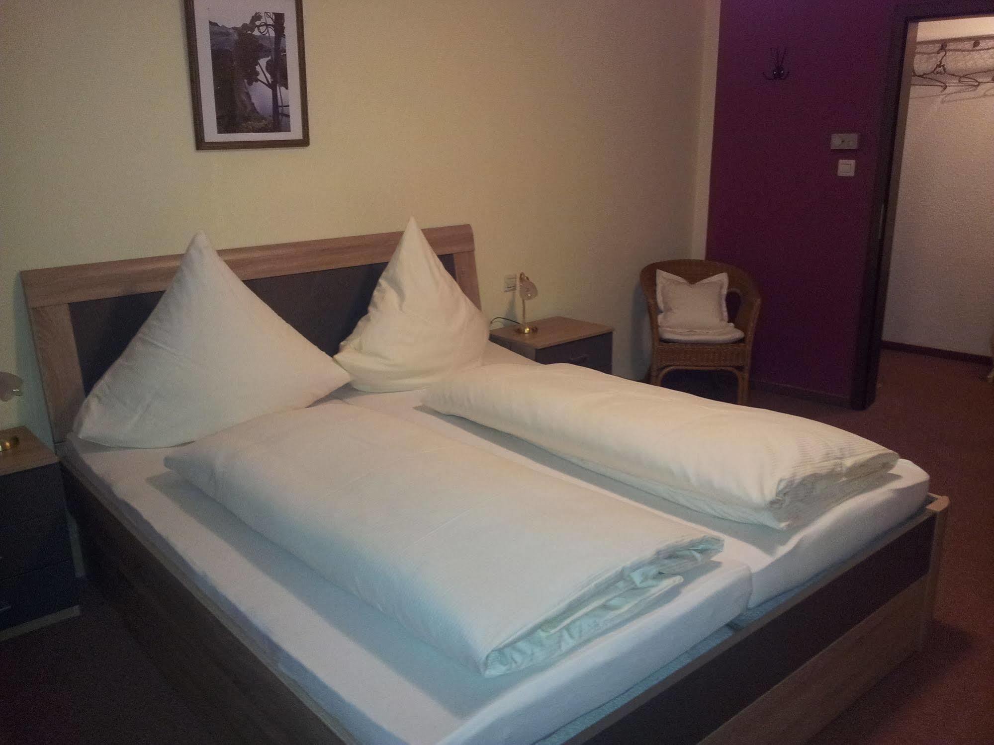 Hotel Zur Winzergenossenschaft Ernst Bagian luar foto
