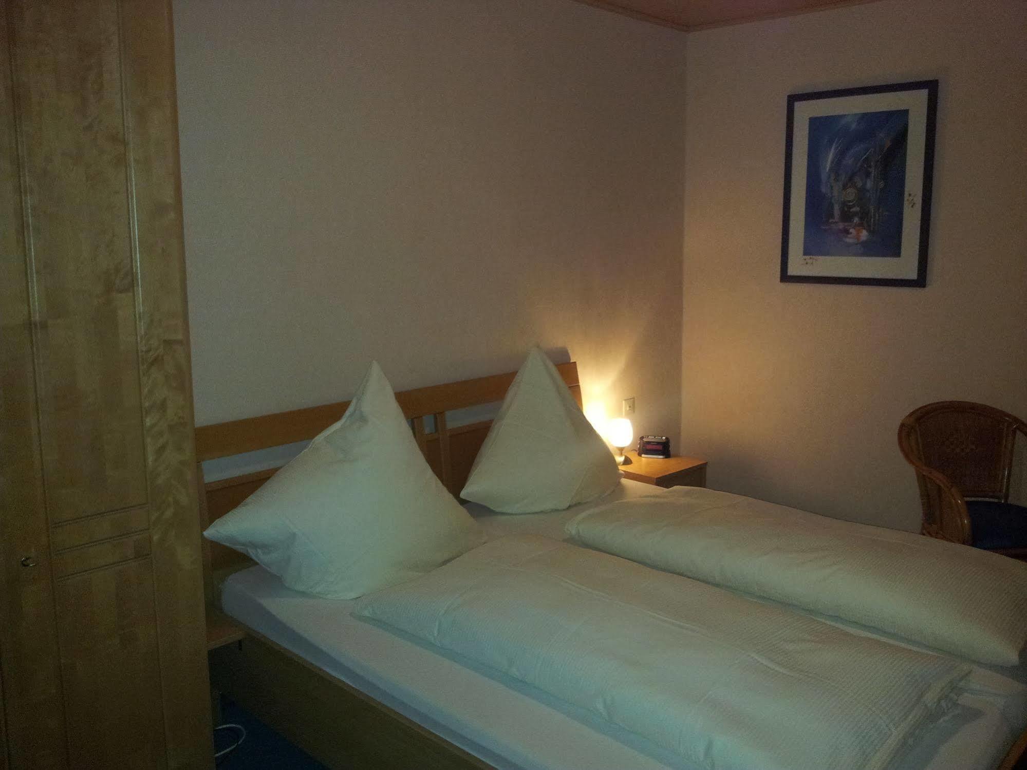 Hotel Zur Winzergenossenschaft Ernst Bagian luar foto